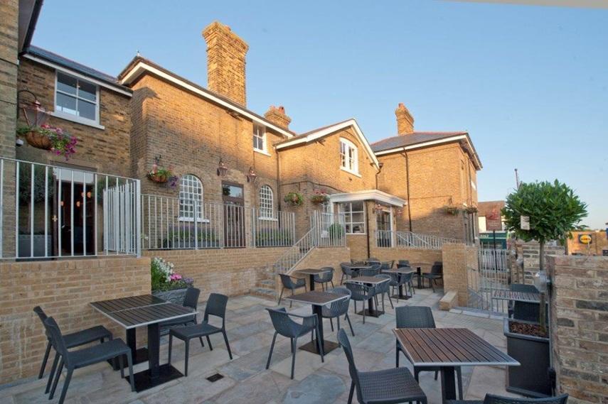 The Golden Hope Wetherspoon Hotel Ситингбърн Екстериор снимка
